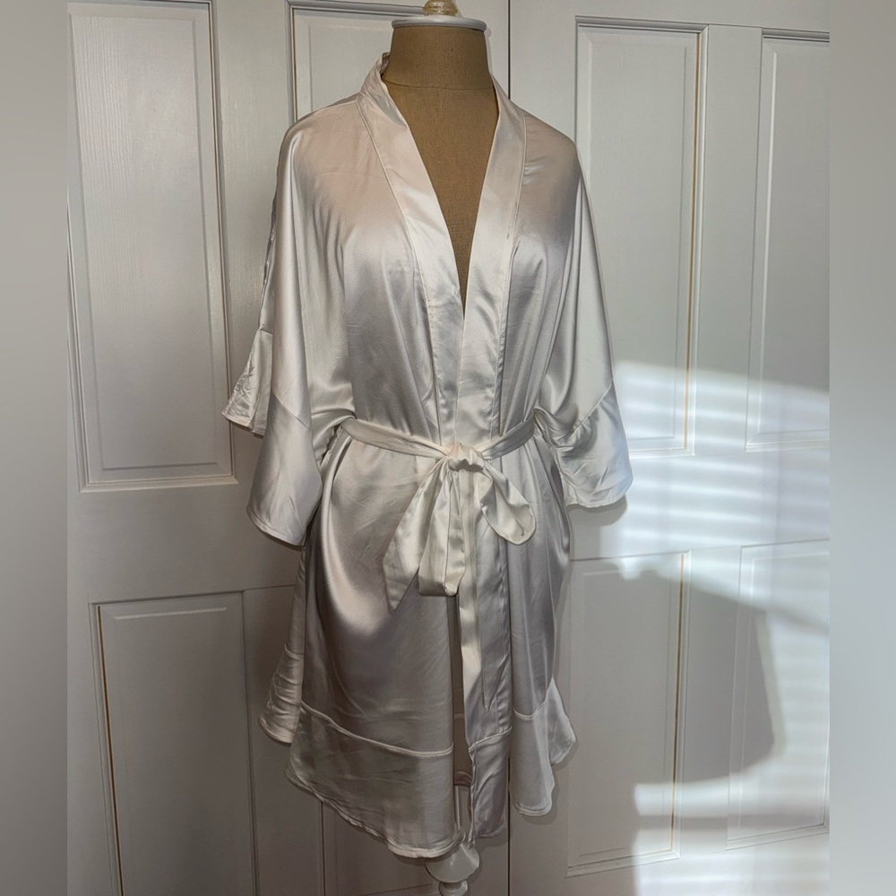 Elegant White Satin Robe - Picture 3 of 4